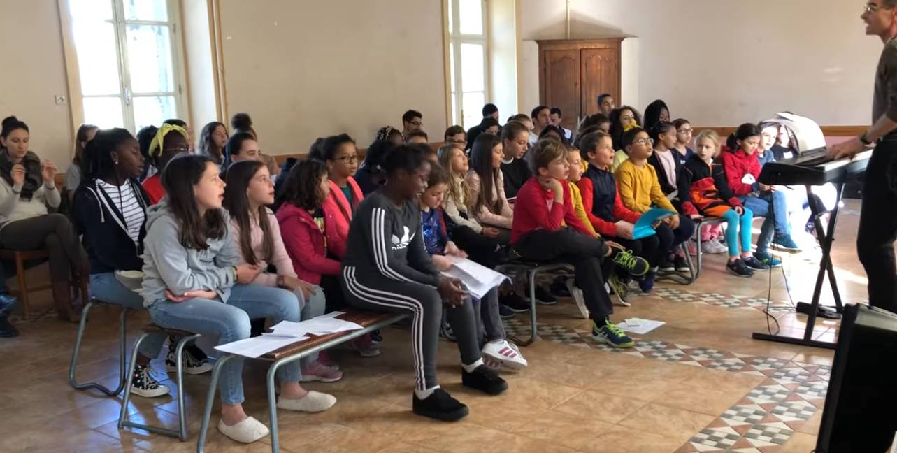 Terre rouge, terre de feu avec les petits écoliers chantants de Bondy
