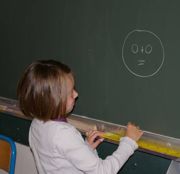 enfant devant le tableau